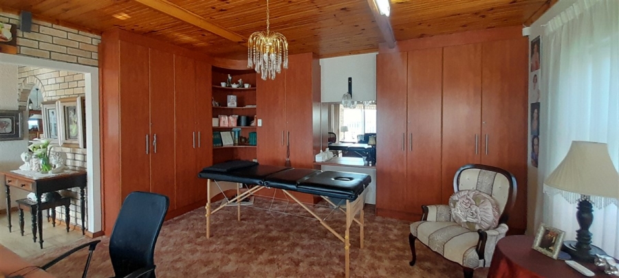 5 Bedroom Property for Sale in Wavecrest Eastern Cape